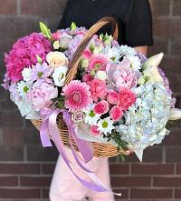 Цветочная композиция из Розы, Хризантемы, Пионы и Лизиантусы в корзине в Иваново